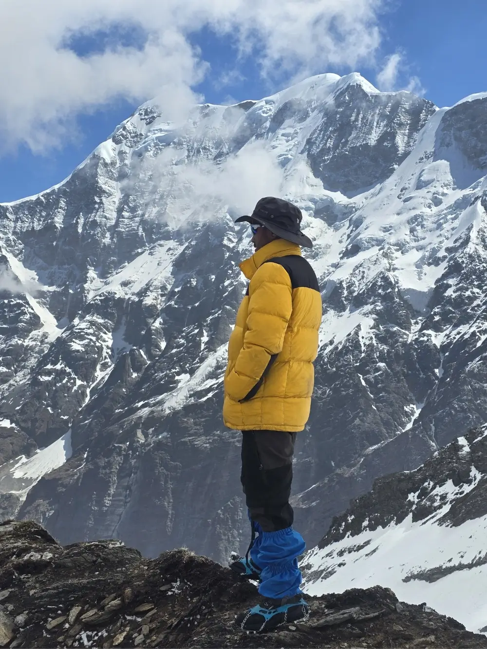 Trekker enjoying Himalayan mountain views on Roopkund Trek