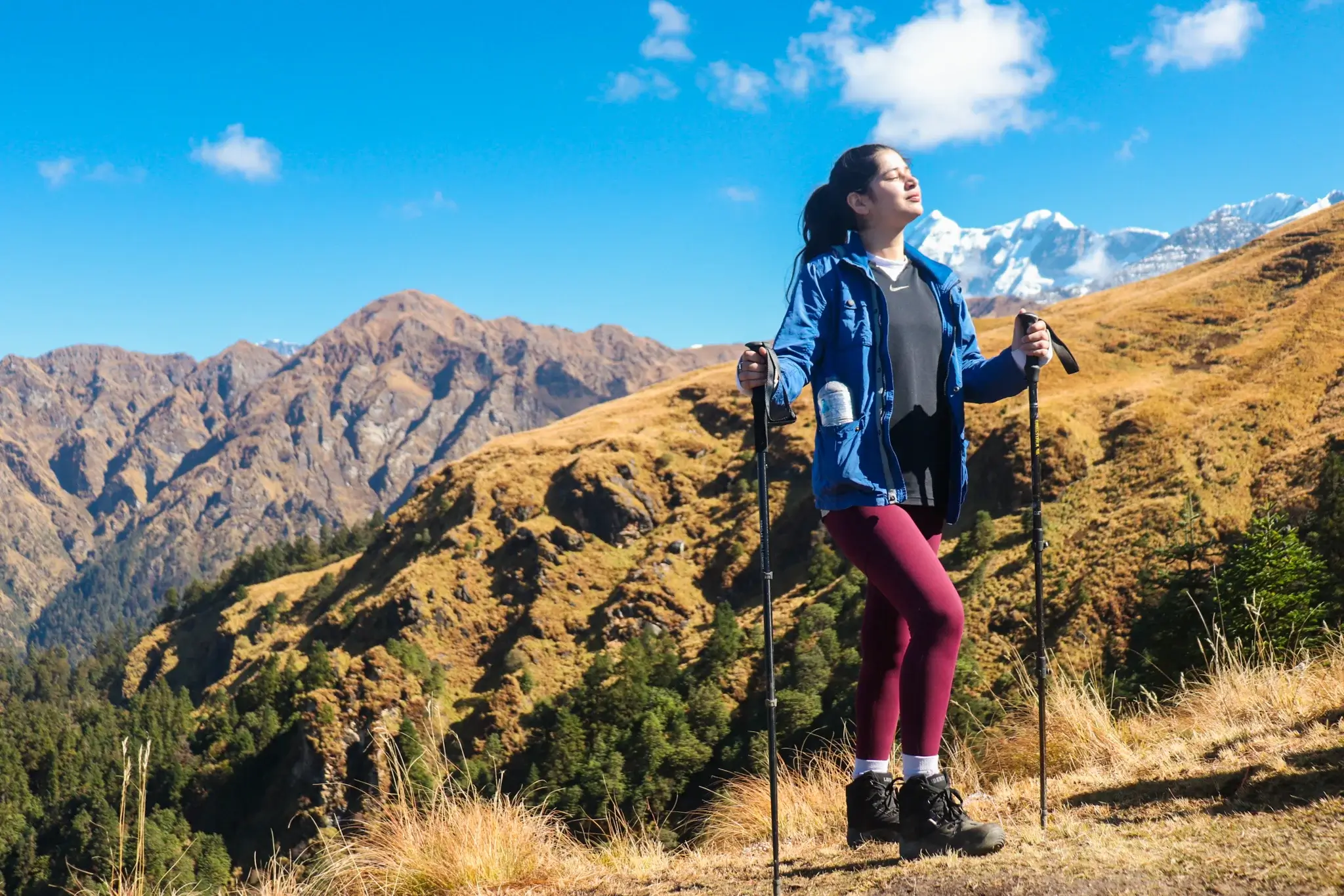 Ali Bedni Bugyal trekker mountain view